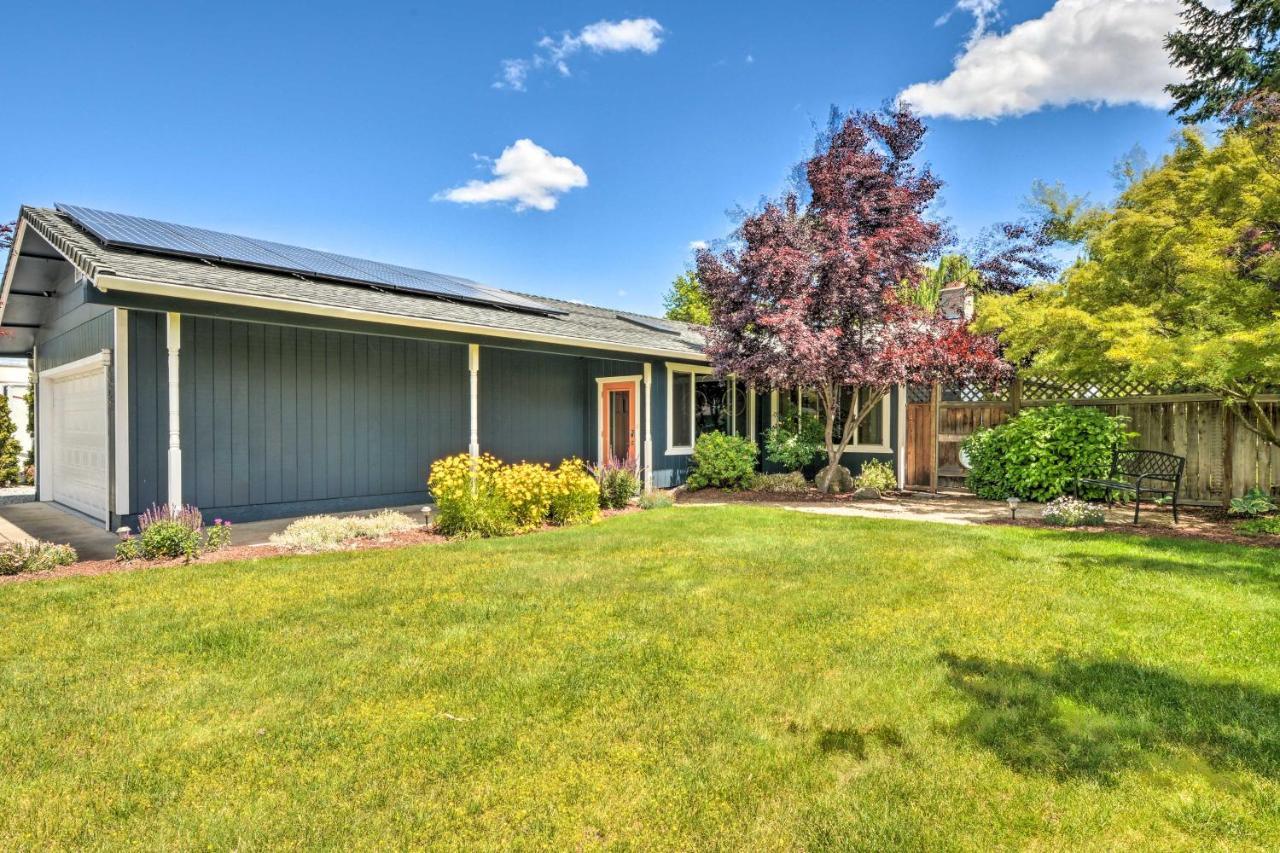 Central Medford Family Retreat With Large Yard! 외부 사진