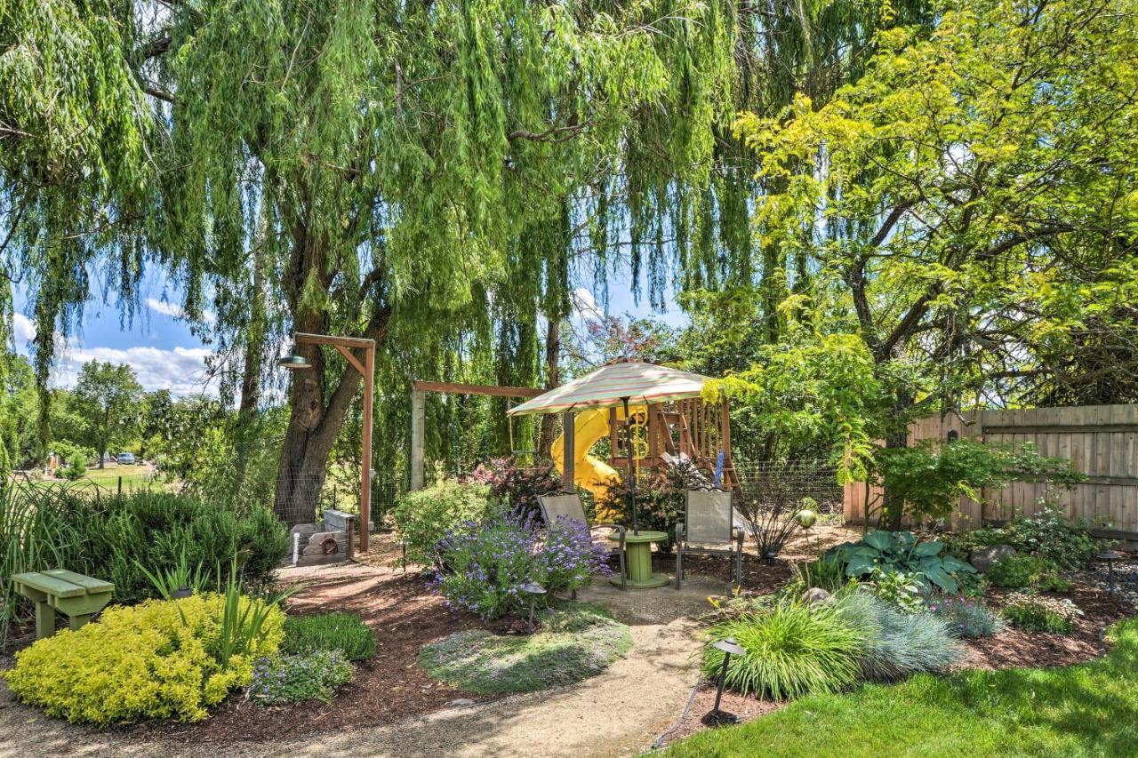 Central Medford Family Retreat With Large Yard! 외부 사진